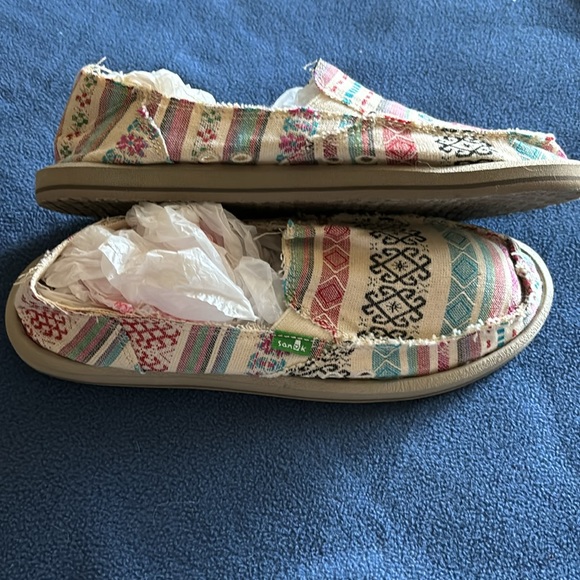 BNWOB SANUK - Picture 3 of 6